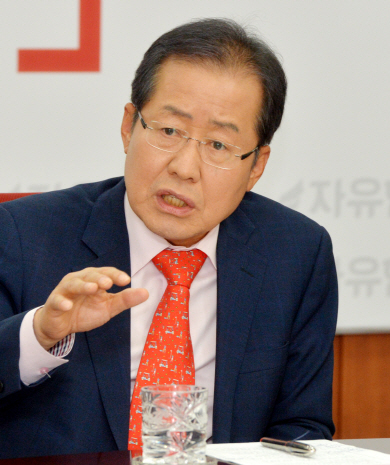 홍준표 자유한국당 대선 후보가 문화일보와의 집단토론 인터뷰에서 “강한 안보가 돼야 강한 대한민국이 있다”면서 자신이 ‘1번 공약’으로 내놓은 안보 공약들을 설명하고 있다.