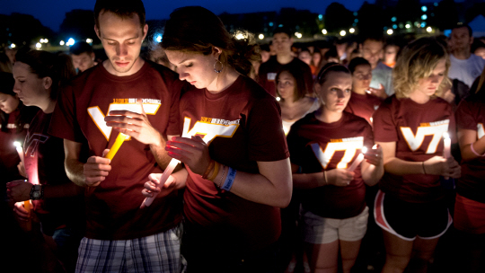 버지니아공대생들이 16일 저녁 총기난사사건 희생자들을 추모하는 촛불집회를 하고 있다.  버지니아공대 홈페이지