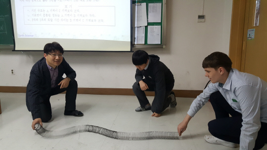 이진봉(왼쪽) 교사가 19일 부천고 2학년 학생들에게 용수철을 이용해 지진파의 특징을 설명하고 있다.  부천고 제공