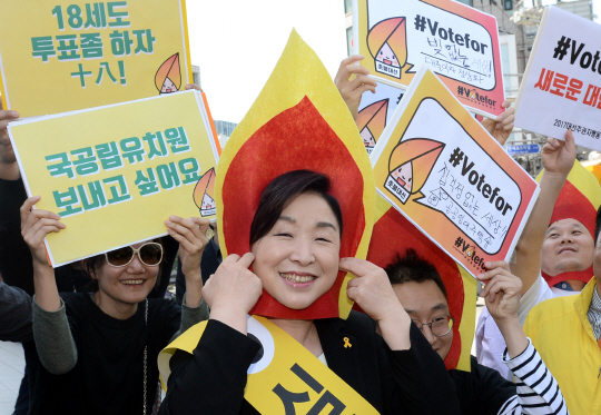 심상정 정의당 대선후보가 19일 서울 신촌 유플렉스 앞에서 청년들과 함께 유세를 벌이고 있다.   뉴시스