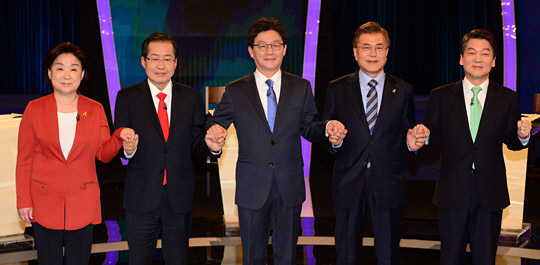 19일 서울 여의도 KBS에서 열린 두 번째 TV토론에 앞서 심상정(왼쪽부터) 정의당, 홍준표 자유한국당, 유승민 바른정당, 문재인 더불어민주당, 안철수 국민의당 후보가 포즈를 취하고 있다. 국회사진기자단