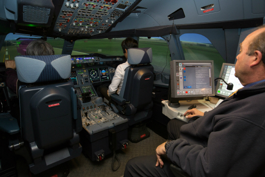 인천 중구 운북동 대한항공 운항훈련센터에서 운항승무원들이 최첨단 시뮬레이터로 훈련하고 있다. 대한항공 제공