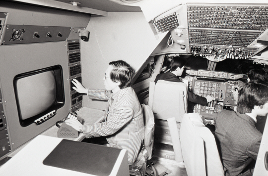 지난 1984년 인천 중구 신흥동 대한항공 운항훈련센터에서 운항승무원들이 시뮬레이터를 이용한 훈련을 하고 있다.