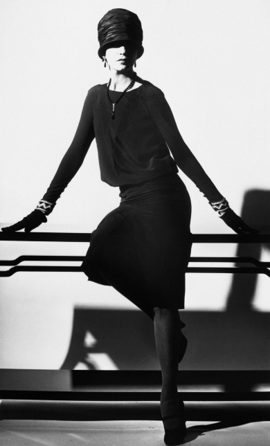 20세기 블랙 드레스의 새로운 시대를 연 코코 샤넬의 1936년 리틀 블랙 드레스. 검은색 명품 드레스 시대를 열었다.  위즈덤 하우스 제공