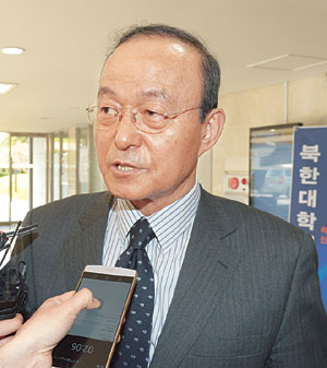 송민순 전 외교통상부 장관이 21일 오전 서울 종로구 북한대학원대학교에 출근하는 길에 ‘2007년 북한인권결의안 대북 문의 진실 공방’과 관련한 기자들의 질문에 답하고 있다.