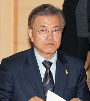 문재인 더불어민주당 대선 후보가 21일 오전 서울 용산구 한국여성단체협의회 초청으로 열린 성평등정책 간담회에서 여성정책을 발표하기에 앞서 보좌관으로부터 보고를 받고 있다.