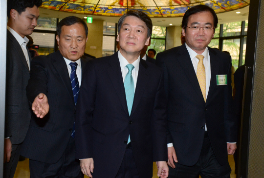 안철수(오른쪽 두 번째) 국민의당 대선후보가 21일 오전 서울 중구 은행회관에서 열린 ‘대선후보 초청 한국신문방송편집인협회 세미나’에 참석하기 위해 행사장에 들어서고 있다.