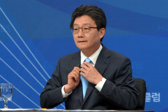 유승민 바른정당 대선후보가 21일 오전 서울 영등포구 서울마리나에서 열린 한국방송기자클럽 초청토론회에 앞서 넥타이를 만지고 있다.