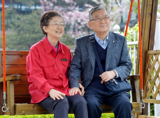 지난 17일 서울 강서구 가양동 구암공원에서 산책을 하다가 벤치에서 잠시 쉬고 있는 김현(오른쪽)·조동현 부부. 같은 곳을 바라보며 웃고 있다.