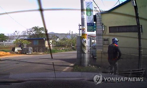 지난 20일 오전 경산시 남산면 자인농협 하남지점 앞에 있던 농협 총기 강도사건 용의자의 모습 [연합뉴스 자료사진]