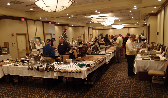 골프 앤티크 동호회 회원들의 정례 모임에서 골프 골동품들이 전시되고 있다.