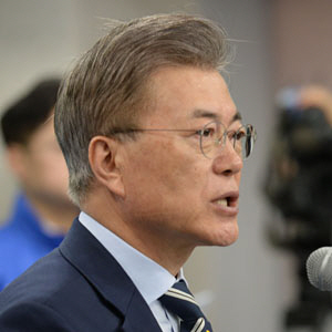 문재인 더불어민주당 대선후보가 24일 오전 서울 여의도 중앙당사에서 주택정책을 발표하고 있다.