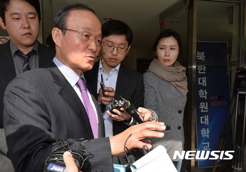 【서울=뉴시스】송민순 전 외교부 장관(현 북한대학원대학교 총장)이 24일 오전 서울 종로구 북한대학원대학교로 출근하던 중 취재진 질문에 답하고 있다.