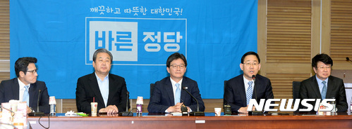 주호영 공동중앙선대위원장이 24일 오후 서울 여의도 국회의원회관에서 열린 바른정당 의원총회에 참석해 모두발언 하고 있다. 왼쪽부터 정병국 공동중앙선대위원장, 김무성 공동중앙선대위원장, 유 후보, 주호영 공동중앙선대위원장, 이종구 선대위 부위원장.