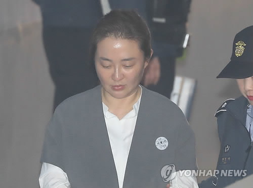 (서울=연합뉴스) 김영재 원장의 부인 박채윤 와이제이콥스메디칼 대표가 25일 오후 서울 서초구 서울중앙지법에서 열린 공판에 출석하고 있다.