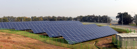 산업통상자원부와 농협중앙회, 한국에너지공단은 농어촌 지역 유휴지를 활용해 태양광 시설을 설치, 전력을 생산하는 농촌 태양광 사업을 추진하고 있다. 사진은 농촌 한 마을에 설치된 태양광 패널 모습.