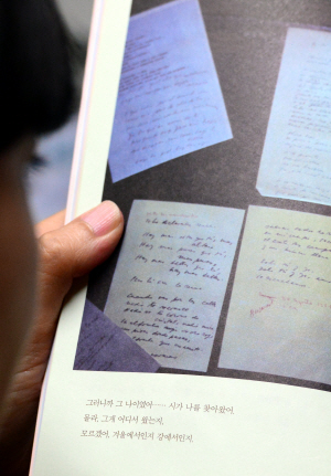 휴대전화 속 시 한 편, 시집, 시 낭송을 즐기는 사람들이 늘어나고 있다. 소설보다 호흡이 짧고 심리적 힐링의 시간도 가질 수 있기 때문이다.