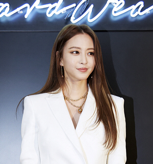 티파니 하드웨어™의 체인 랩 네크리스(목걸이), 점차적으로 볼드해지는 체인 링크로 이뤄진 그레듀에이티드 링크 네크리스, 체인 랩 브레이슬릿, 트리플 드롭 이어링, 티파니 하드웨어 컬렉션™을 착용한 배우 유인영, 팝스타 레이디 가가, 배우 한예슬(위 사진부터).   티파니 제공