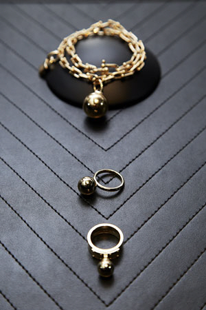 지난 3월30일 티파니 하드웨어 컬렉션™  런칭 행사장에서 공개된 볼과 자물쇠가 장식된 18k 옐로우 골드 체인 랩 브레이슬릿(팔찌)과 댕글 볼 링 등 반지 제품들