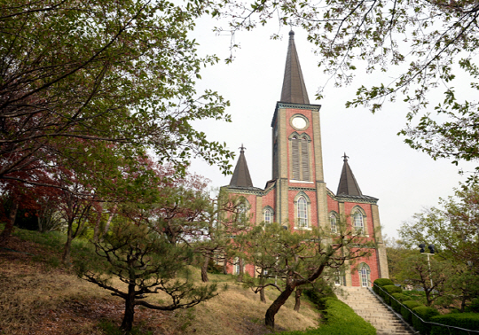 충북 음성의 매괴성당. 붉은 벽돌의 성당과 돌로 지은 사제관이 이국적인 느낌을 주는 곳이다.