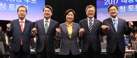 원내 5당 대선 후보들이 25일 경기 고양시 빛마루 방송지원센터에서 열린 JTBC·한국정치학회 주최 19대 대통령 선거 후보 초청토론회에서 손을 잡고 포즈를 취하고 있다. 왼쪽부터 홍준표 자유한국당·안철수 국민의당·심상정 정의당·문재인 더불어민주당·유승민 바른정당 후보.