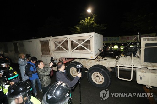 (성주=연합뉴스) 26일 오전 경북 성주군 성주골프장으로 사드(THAAD·고고도미사일방어체계) 관련 장비를 실은 트레일러가 들어가고 있다.
