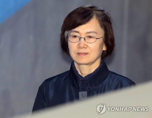 (서울=연합뉴스) 최순실 씨 딸 정유라 씨의 이화여대 학사 비리에 연루돼 재판에 넘겨진 최경희 전 이화여대 총장이 26일 오후 서울 서초구 서울중앙지법에서 열린 공판에 출석하기 위해 호송차에서 내려 법정으로 향하고 있다.