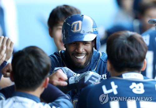 홈런 치고 축하받는 스크럭스 [연합뉴스 자료 사진]