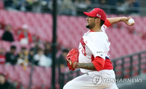 (광주=연합뉴스) 26일 광주-KIA 챔피언스필드에서 벌어진 프로야구 KIA 타이거즈와 삼성 라이온즈의 경기에서 KIA 헥터가 선발로 나와 역투하고 있다.