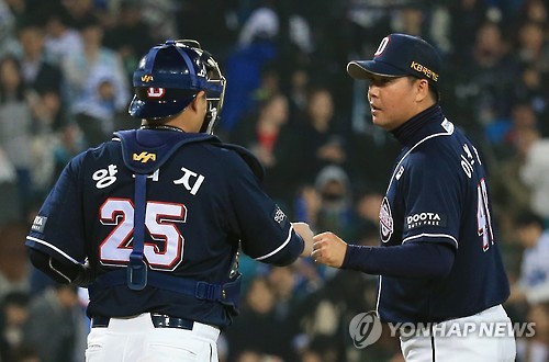 두산 이현승과 양의지[연합뉴스 자료사진]