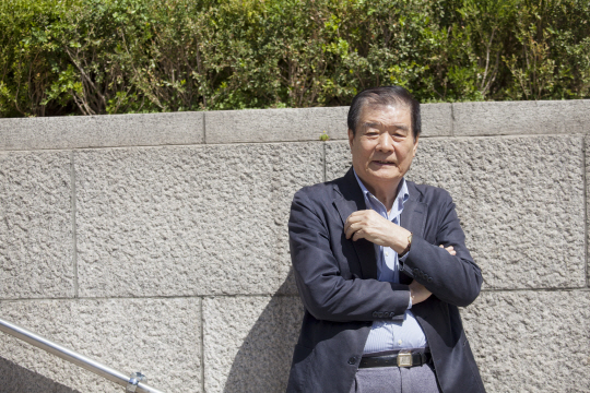 ‘객주’의 김주영 작가가 새로운 장편소설 ‘뜻밖의 생’을 출간했다. 그는 “세 번 고쳐 썼다. 그리고 출판사에 그 자료를 남겨두라고 했다. 소설이 어떻게 만들어지는지 보여주기 위해 이를 문학관에 전시할 계획”이라고 말했다.
