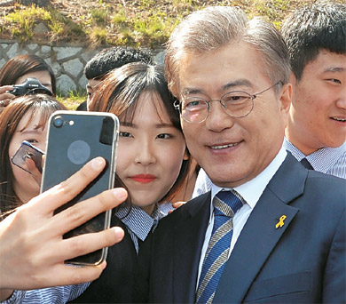 문재인 더불어민주당 대선후보가 26일 경기 포천시 육군승진과학화 훈련장에서 열린 2017통합화력격멸훈련을 참관한 뒤 기념사진을 찍고 있다.  국회사진기자단