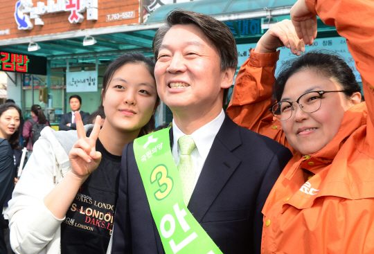안철수 국민의당 대선후보가 27일 오전 제주 서귀포시 매일올레시장을 방문해 시민들과 기념사진을 찍고 있다.