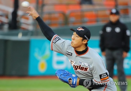 27일 부산 사직야구장에서 열린 프로야구 한화 대 롯데경기. 한화의 선발 투수 배영수가 역투하고 있다.