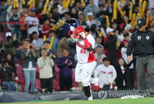 27일 오후 광주-KIA 챔피언스필드에서 열린 프로야구 삼성 라이온즈와 KIA 타이거즈 경기 2회말 2사 만루 상황에서 KIA 나지완이 만루홈런을 치고 3루를 돌고 있다