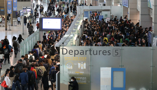27일 오전 인천국제공항 출국장이 해외여행을 가려는 사람들로 붐비고 있다. 연합뉴스