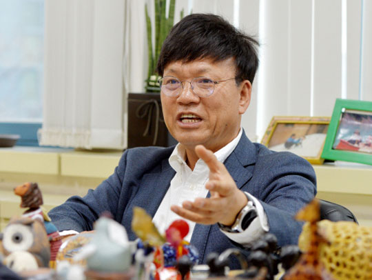 이병태 카이스트 경영대학 교수는 18일 서울 동대문구 회기동 자신의 연구실에서 “대선을 계기로 다시 불거지고 있는 경제 민주화 논의는 인과관계를 따지지 않고 모든 문제를 대기업에 귀속시킨다는 점에서 문제가 있다”고 말했다. 김낙중 기자 sanjoong@