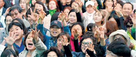 27일 대구 중구 동성로 대구백화점 앞에서 열린 국민의당 국민승리 유세장에서 시민들이 손가락으로 기호 3번을 표시하며 ‘안철수’를 외치고 있다.