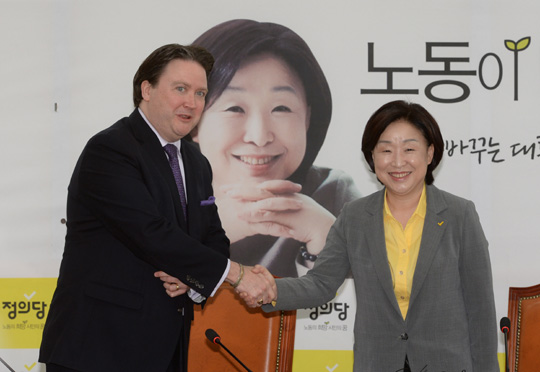 심상정(오른쪽) 정의당 대선 후보가 28일 오전 국회 당 대표실에서 마크 내퍼 주한 미국 대사 대리와 악수하고 있다.