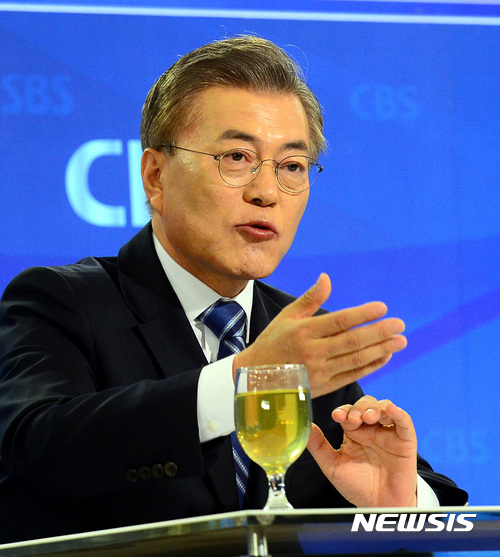 【서울=뉴시스】문재인 더불어민주당 대선후보가 27일 오전 서울 종로구 세종문화회관 세종홀에서 진행된 한국방송기자클럽 초청 토론회에서 패널의 질문에 대답하고 있다.