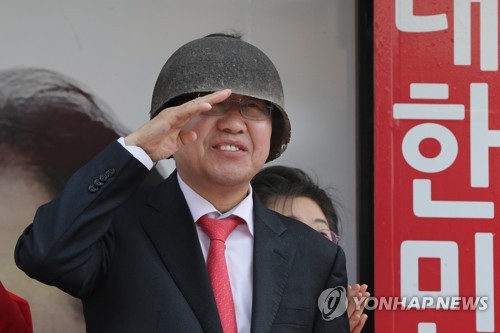 (연천=연합뉴스) 자유한국당 홍준표 대선후보가 30일 오전 경기도 연천군 전곡읍 버스 터미널 앞에서 열린 유세현장에서 지지자들이 전해준 녹슨 철모를 쓴 채 경례하고 있다.