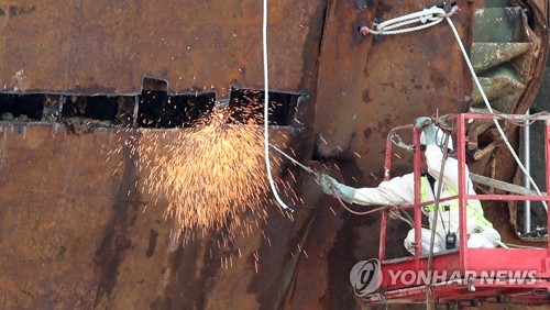(목포=연합뉴스) 30일 오전 목포신항에서 세월호 현장수습본부 관계자들이 선미 절단작업을 하고 있다.