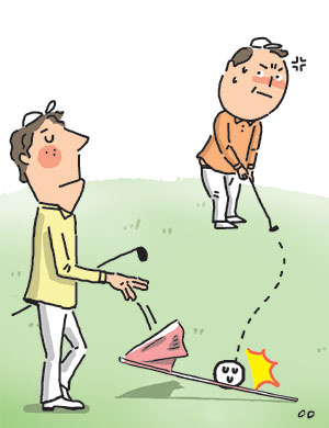 <사례로 본 알쏭달쏭 골프룰>상황 = 퍼팅한 볼, 그린 위 빼놓은 깃대에 부딪혀