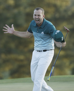 스페인의 세르히오 가르시아가 지난 4월 미국 조지아주 오거스타의 오거스타 내셔널 골프클럽에서 열린 마스터스 4라운드 18번 홀 연장전에서 버디를 성공한 뒤 포효하고 있다.  AP 연합뉴스