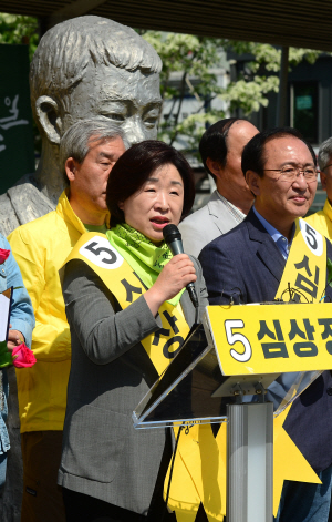 심상정 정의당 대선후보가 1일 오전 서울 중구 청계6가 ‘전태일 다리’에서 노동헌장을 선포하고 있다.  신창섭 기자 bluesky@