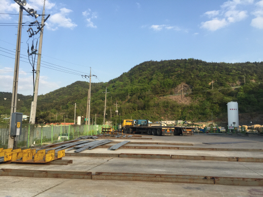 지난 4월 27일 찾은 경남 통영시 도산면 청암산업 1공장 화물 적치장이 한산한 모습을 보이고 있다. 납품 물량을 옮기며 바삐 오갔던 화물트럭들도 일감이 없어 텅 빈 채 주차돼 있다.