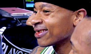 보스턴 셀틱스의 아이자이어 토머스가 1일 오전(한국시간) 열린 워싱턴 위저즈와의 NBA 동부콘퍼런스 플레이오프 2라운드 1차전 1쿼터 도중 앞니가 빠진 뒤 벤치에 앉아 활짝 웃고 있다.   NBA 홈페이지 동영상 캡처