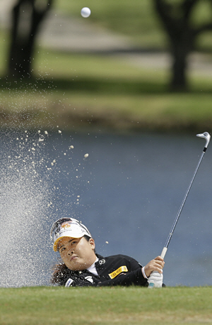 박인비가 1일 오전(한국시간) 미국 텍사스주 어빙의 라스 콜리나스 골프장(파71)에서 열린 LPGA투어 볼런티어 오브 아메리카 텍사스 슛아웃 4라운드 8번 홀에서 벙커샷을 시도하고 있다.  AP뉴시스