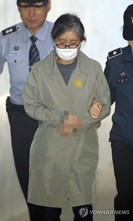 (서울=연합뉴스) ‘국정농단’의 주범인 최순실 씨가 28일 오후 서초구 서울중앙지방법원에서 열린 ‘영재센터 지원 의혹’ 직권남용 권리행사방해 혐의 12회 공판에 출석하기 위해 호송차에서 내려 법정으로 향하고 있다. 2017.4.28