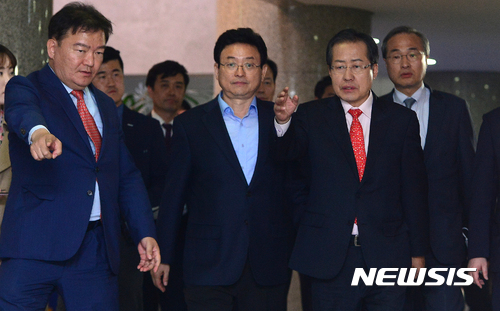홍준표 자유한국당 대선후보가 1일 오후 바른정당 비 유승민계 의원들과 회동하기 위해 서울 여의도 국회 의원회관으로 향하고 있다.